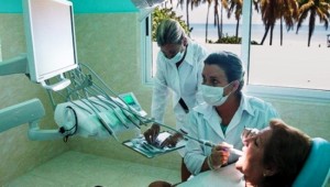 Cuba promueve el turismo m&eacute;dico