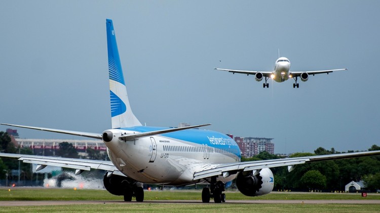 Aerolíneas Argentinas retomará las rutas a Florianópolis y Salvador
