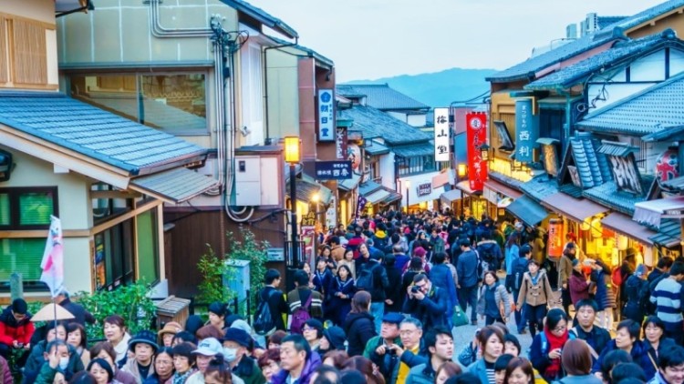 Japón combate el turismo masivo