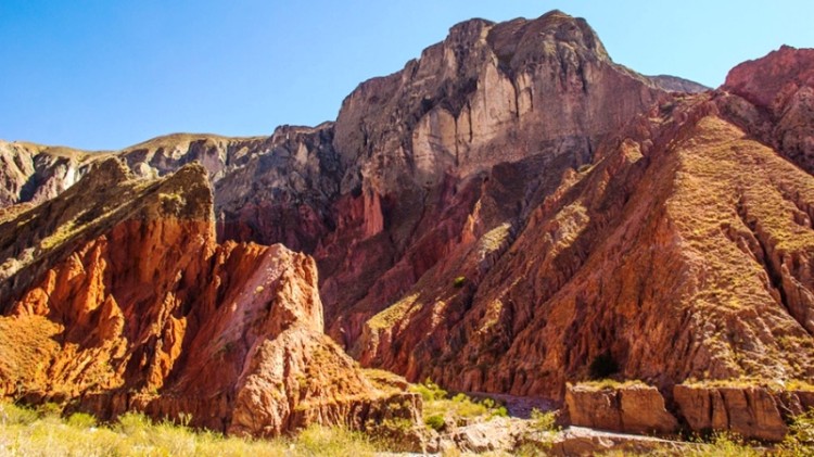 Dos turistas limpiaron la roca que habían escrito en Jujuy