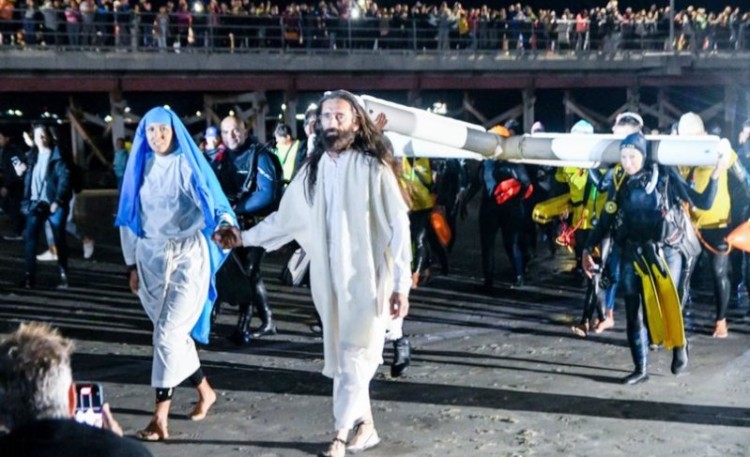 Se realizó el Vía Crucis submarino en Puerto Madryn