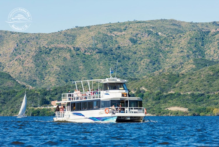 Disfrutar Carlos Paz desde el lago San Roque es una atracción imperdible