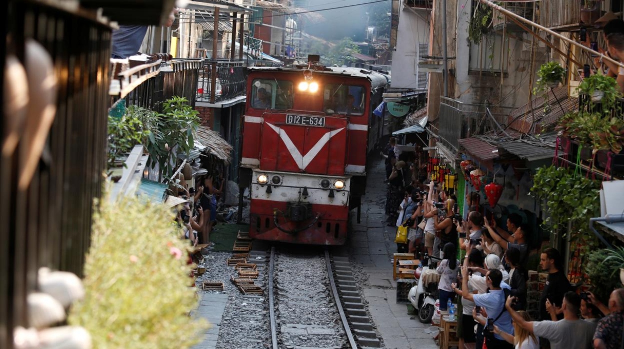 La Calle del Tren en Vietnam atrae multitudes pese a la inseguridad