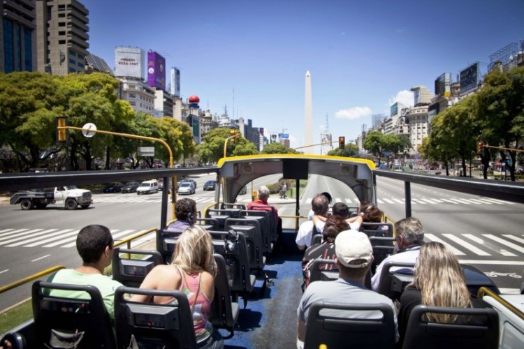 Dos buses turísticos recorren Buenos Aires los siete días de la semana