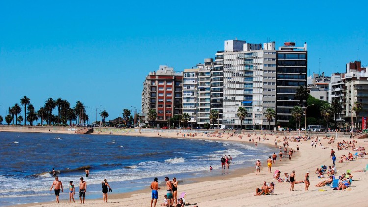 Los turistas extranjeros podrán completar el esquema de vacunación en Uruguay