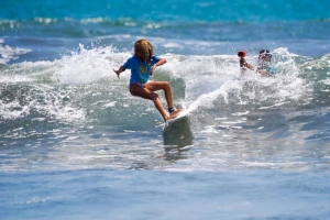 Los campamentos de surf en Centroamérica ofrecen una experiencia turística inmersiva y diversa