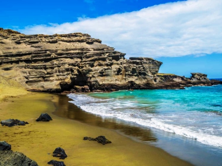 Hawaii tiene una de las cuatro únicas playas con arena verde