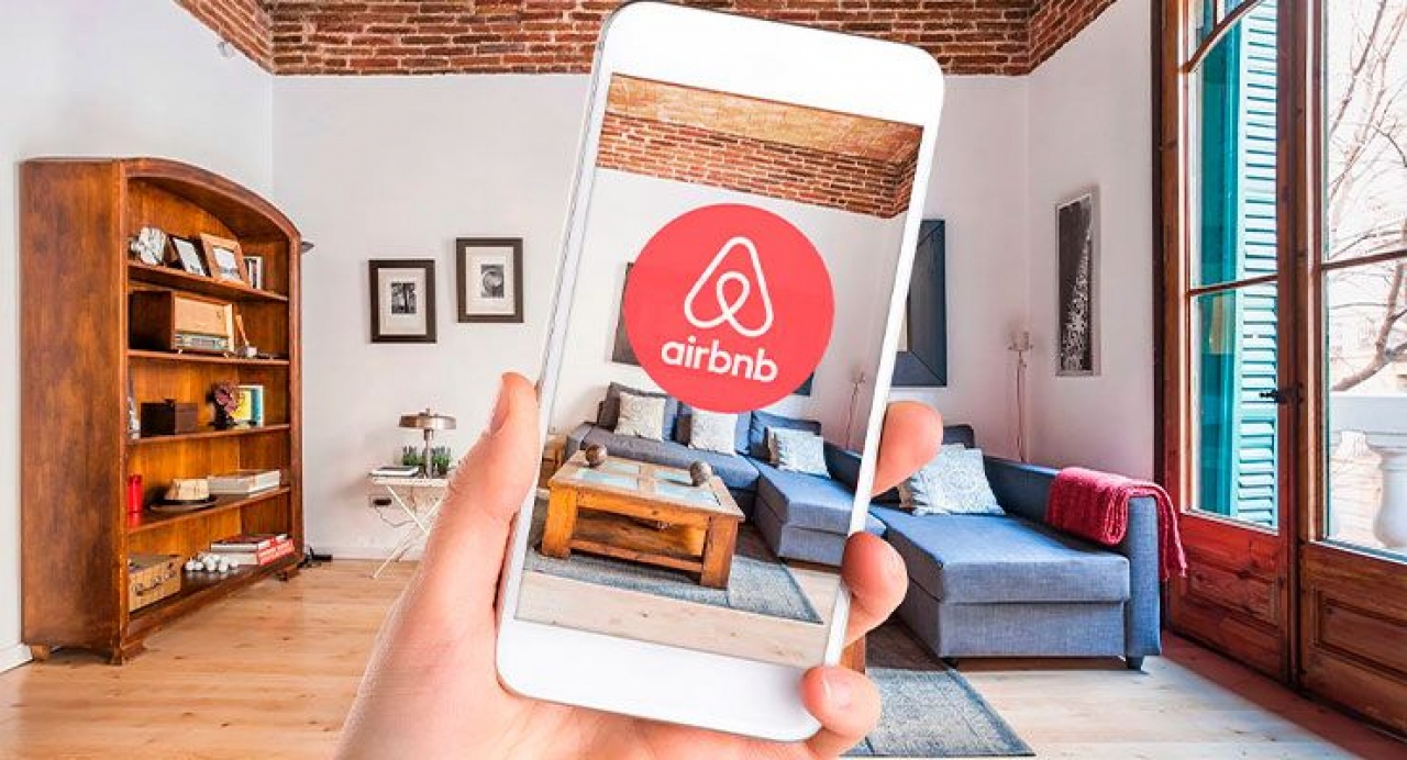 Airbnb amplió su negocio con hoteles y potenció su plataforma con inteligencia artificial